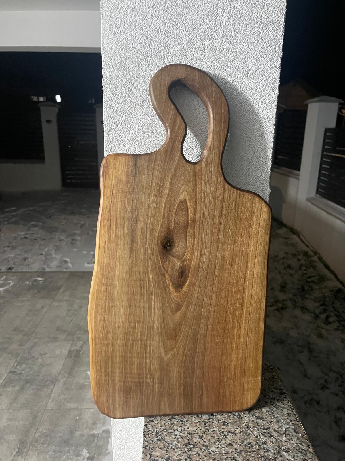 Tocător din lemn de nuc masiv cu inserții de rășină epoxidică verde, 50x27 cm – Lemn & Rășină - imagine 3