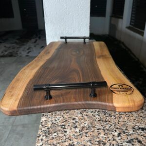 Platou din lemn de nuc masiv cu inserții de rășină epoxidică verde și mânere din inox negru, 58x30 cm – Lemn & Rășină