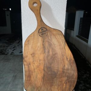 Tocător din lemn de nuc masiv cu inserții de rășină epoxidică verde, 51x27 cm – Lemn & Rășină