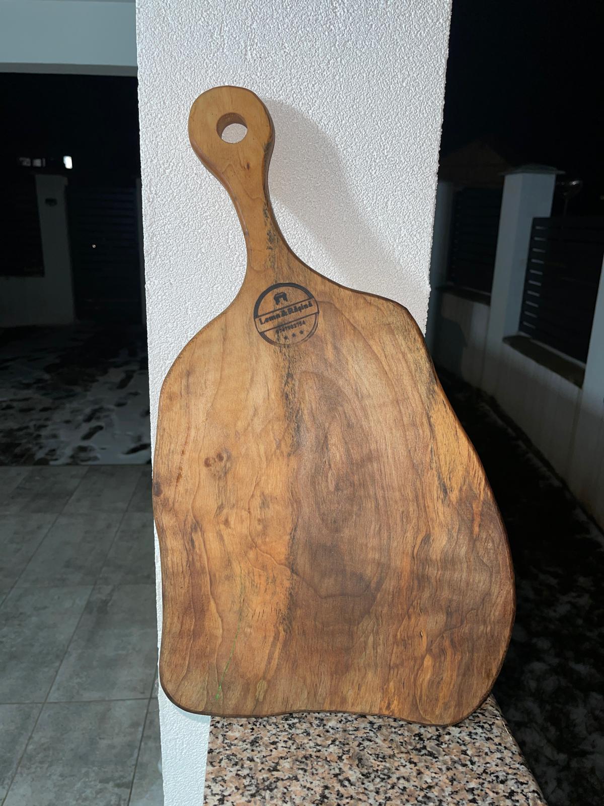 Tocător din lemn de nuc masiv cu inserții de rășină epoxidică verde, 51x27 cm – Lemn & Rășină