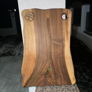 Tocător din lemn de nuc masiv cu inserții de rășină epoxidică verde, 42x26 cm – Lemn & Rășină