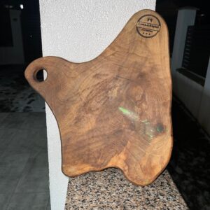 Tocător din lemn de nuc masiv, formă organică cu mâner, inserții de rășină verde, design unic – Lemn & Rășină