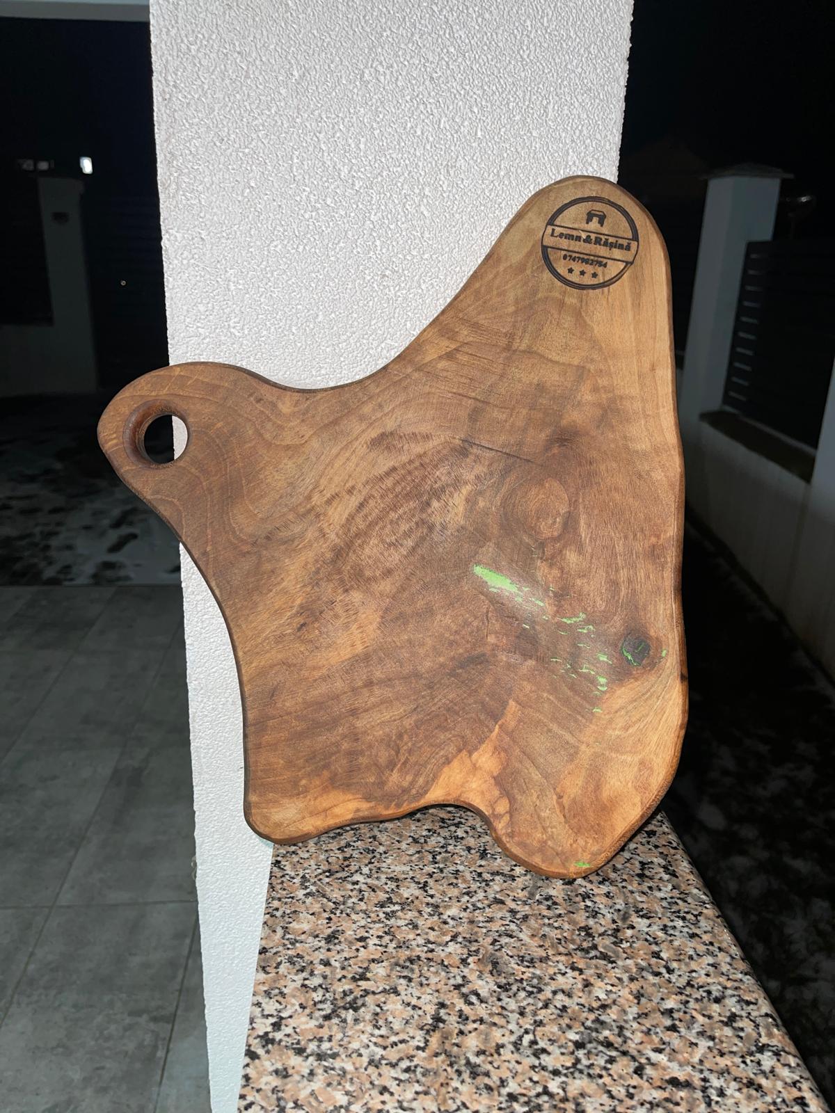 Tocător din lemn de nuc masiv, formă organică cu mâner, inserții de rășină verde, design unic – Lemn & Rășină - imagine 2