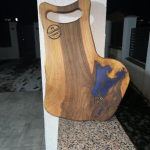 Tocător din lemn de nuc masiv cu rășină epoxidică albastră, design organic, 45x33 cm – Lemn & Rășină