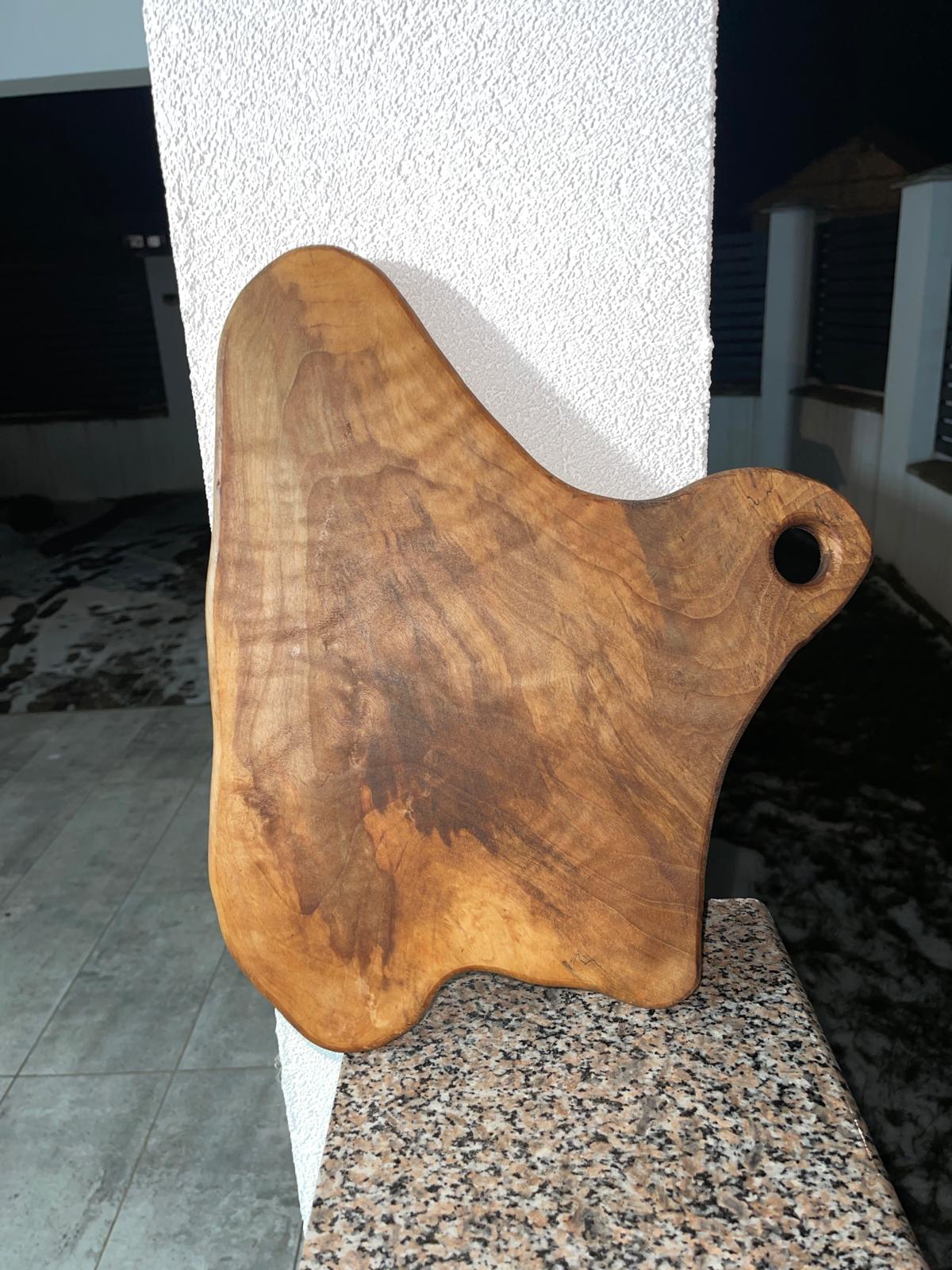 Tocător din lemn de nuc masiv, formă organică cu mâner, inserții de rășină verde, design unic – Lemn & Rășină - imagine 3