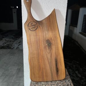 Tocător din lemn de nuc masiv cu inserții de rășină epoxidică verde, 47x21 cm – Lemn & Rășină