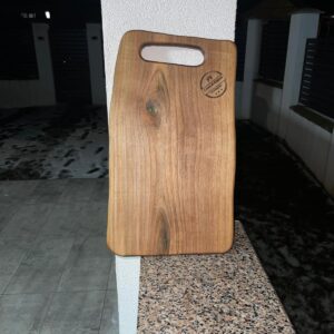 Tocător din lemn de nuc masiv cu inserții de rășină epoxidică verde, 44x26 cm – Lemn & Rășină