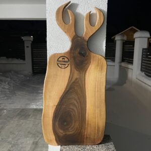 Tocător din lemn de nuc cu inserții de rășină verde și mâner tip coarne de căprioară 60x27 cm