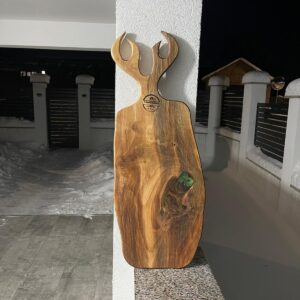 Tocător din lemn de nuc cu rășină verde și mâner tip coarne de căprioară 70x28 cm