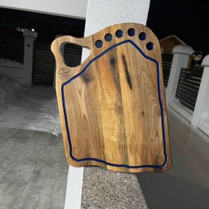 Tocător / Platou din lemn de nuc cu rășină epoxidică albastră și 6 găuri pentru shoturi 65x47 cm