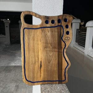 Tocător / Platou din lemn de nuc cu rășină epoxidică albastră și 6 găuri pentru shoturi 60x45 cm