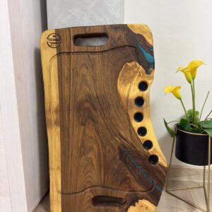 Tocător / Platou din lemn de nuc cu rășină turcoaz, 6 găuri pentru shoturi, canal de scurgere, două fețe 70x44x4 cm