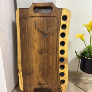 Tocător din lemn de nuc cu rășină epoxidică turcoaz, 9 găuri pentru shoturi, canal de scurgere, două fețe 70x37x4 cm