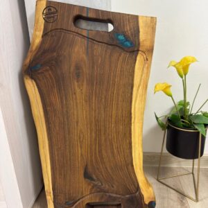 Tocător din lemn de nuc cu rășină epoxidică turcoaz, două fețe și canal de scurgere 73x40x4,5 cm