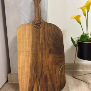 Tocător din lemn de nuc cu rășină epoxidică verde 62x29x2 cm