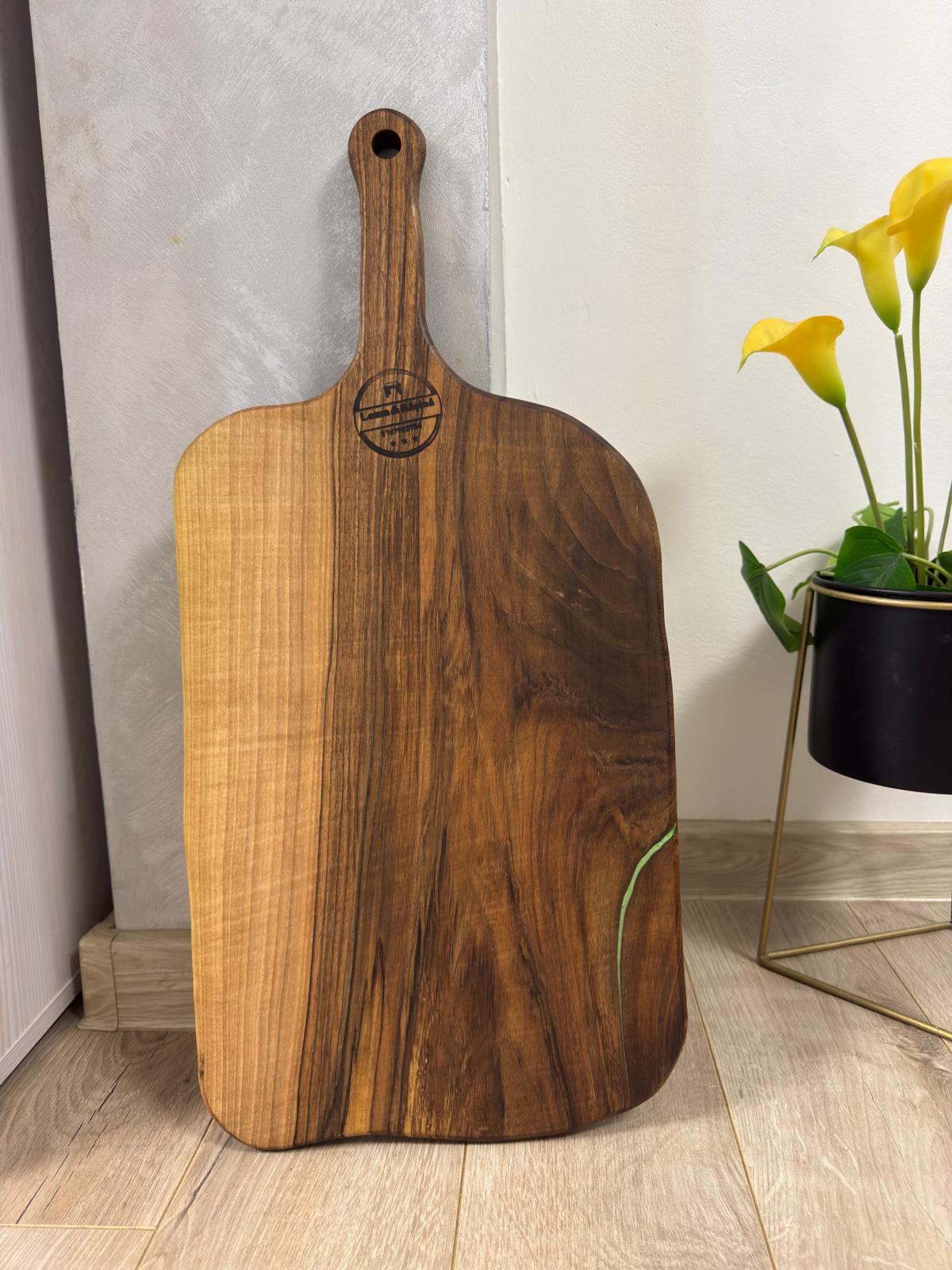 Tocător din lemn de nuc cu rășină epoxidică verde 62x29x2 cm