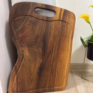 Tocător din lemn de nuc cu rășină epoxidică verde 55x36x2 cm