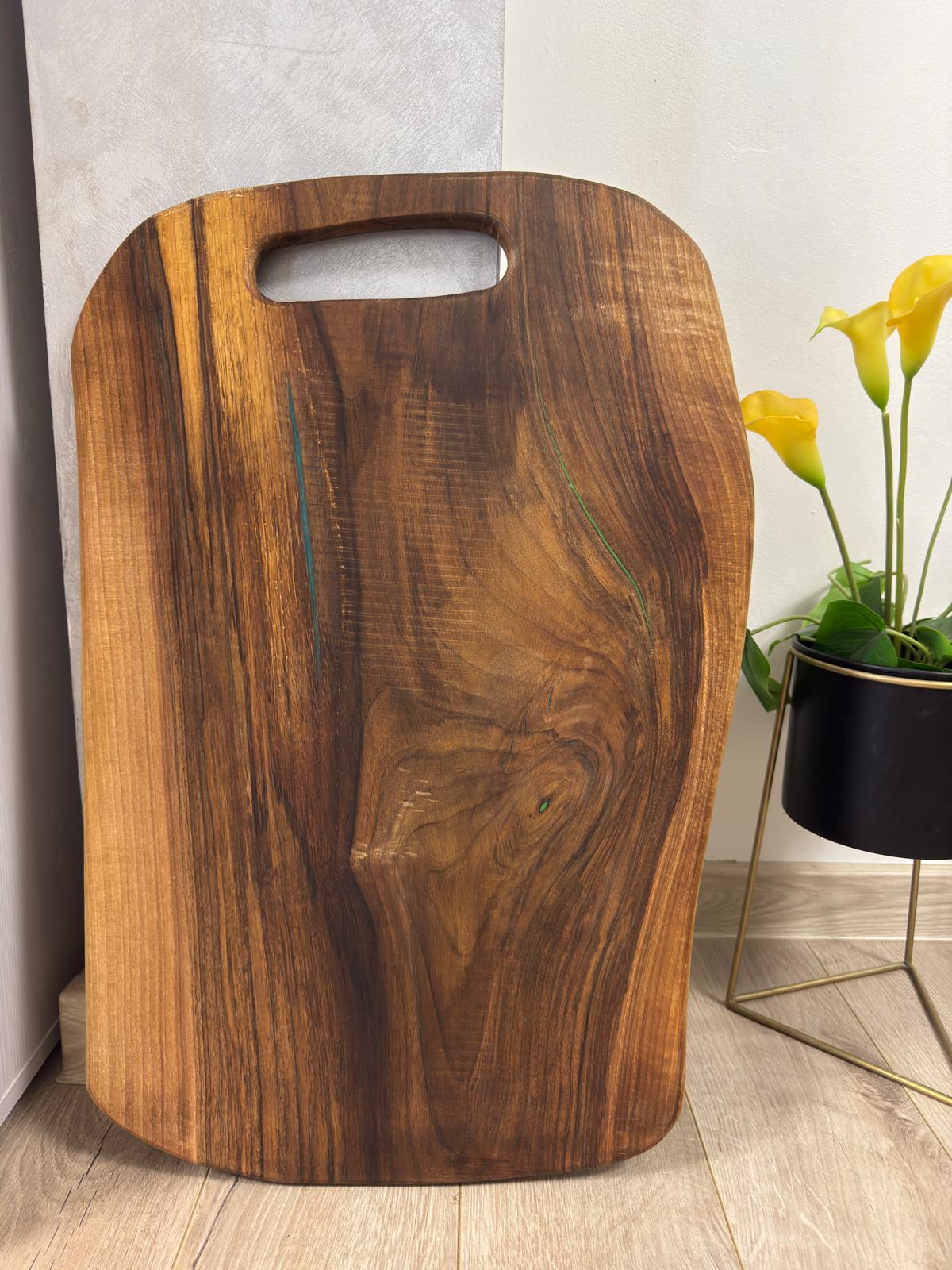 Tocător din lemn de nuc cu rășină epoxidică verde 62x40x2 cm - imagine 2