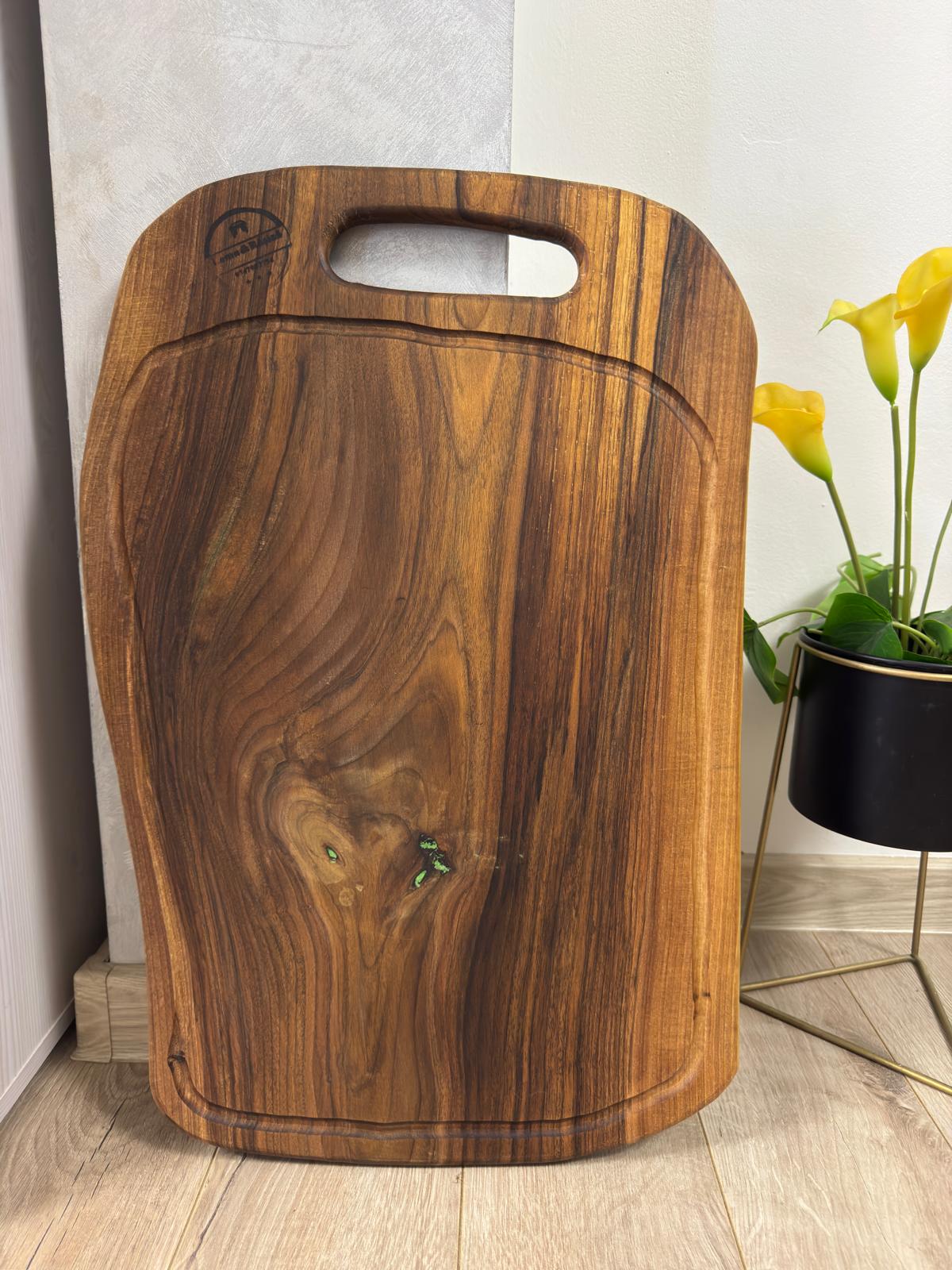 Tocător din lemn de nuc cu rășină epoxidică verde 62x40x2 cm