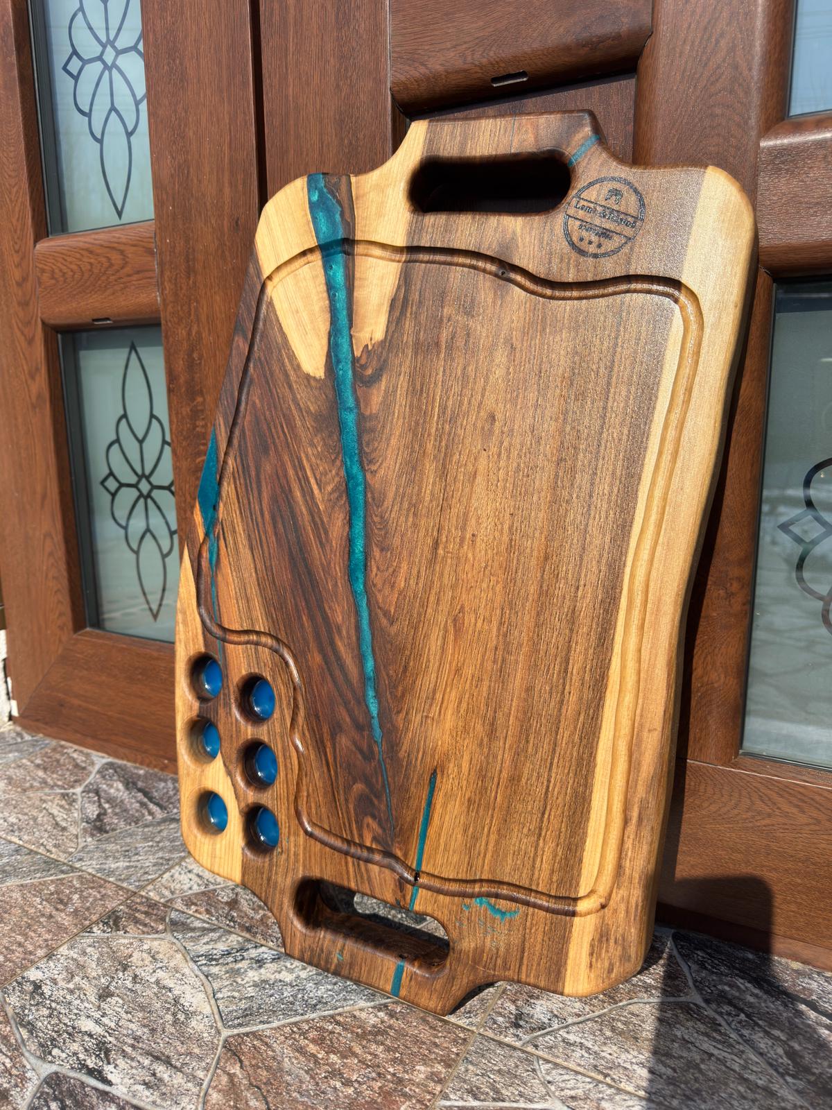 Tocător / Platou din Lemn de Nuc cu Rășină Epoxidică Turcoaz – 6 Găuri Shot Fosforescent, Canal Scurgere, Dublă Față - imagine 2