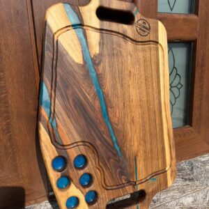 Tocător / Platou din Lemn de Nuc cu Rășină Epoxidică Turcoaz – 6 Găuri Shot Fosforescent, Canal Scurgere, Dublă Față