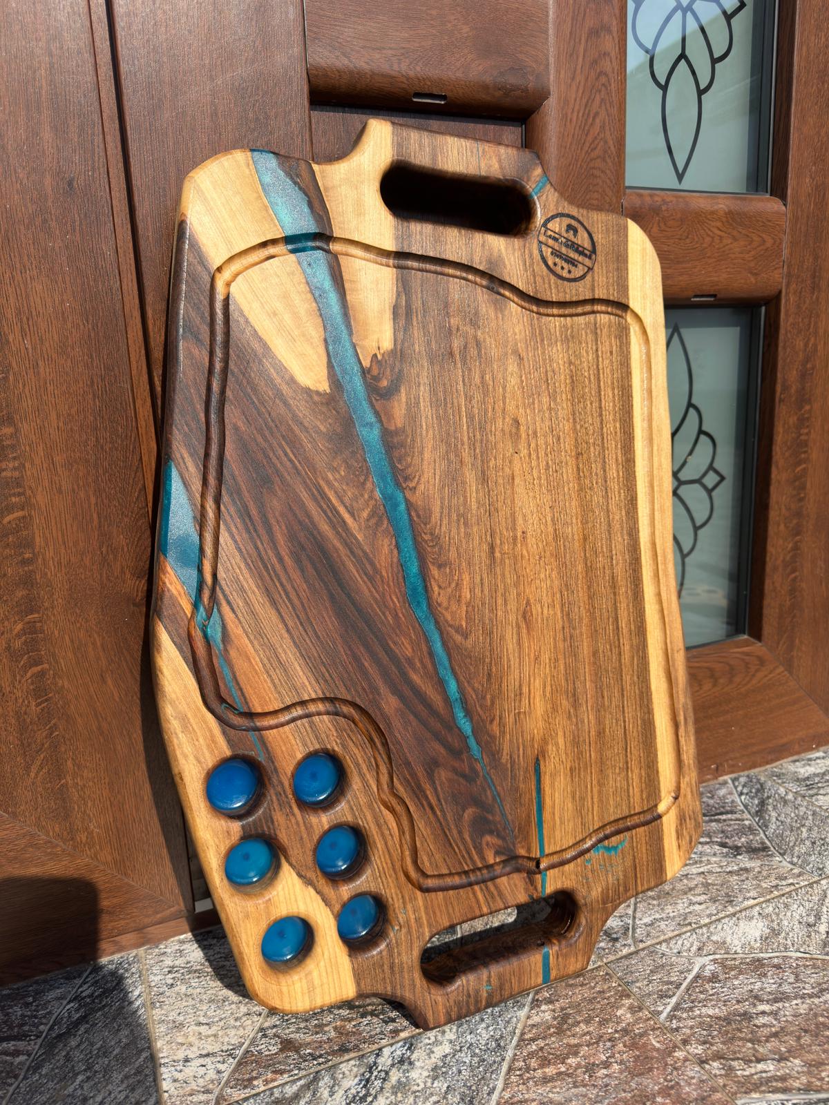 Tocător / Platou din Lemn de Nuc cu Rășină Epoxidică Turcoaz – 6 Găuri Shot Fosforescent, Canal Scurgere, Dublă Față