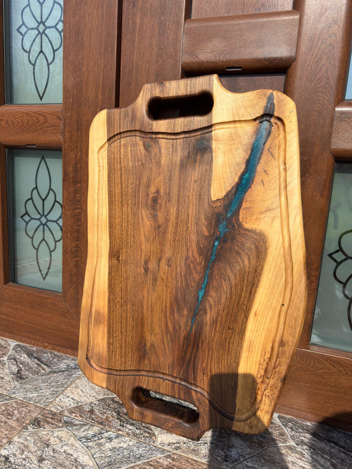 Tocător / Platou din Lemn de Nuc cu Rășină Epoxidică Turcoaz – 6 Găuri Shot Fosforescent, Canal Scurgere, Dublă Față - imagine 4