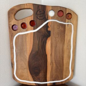 Tocător / Platou din Lemn de Nuc cu Rășină Epoxidică – 49x38x2 cm, Produs Unicat Handmade