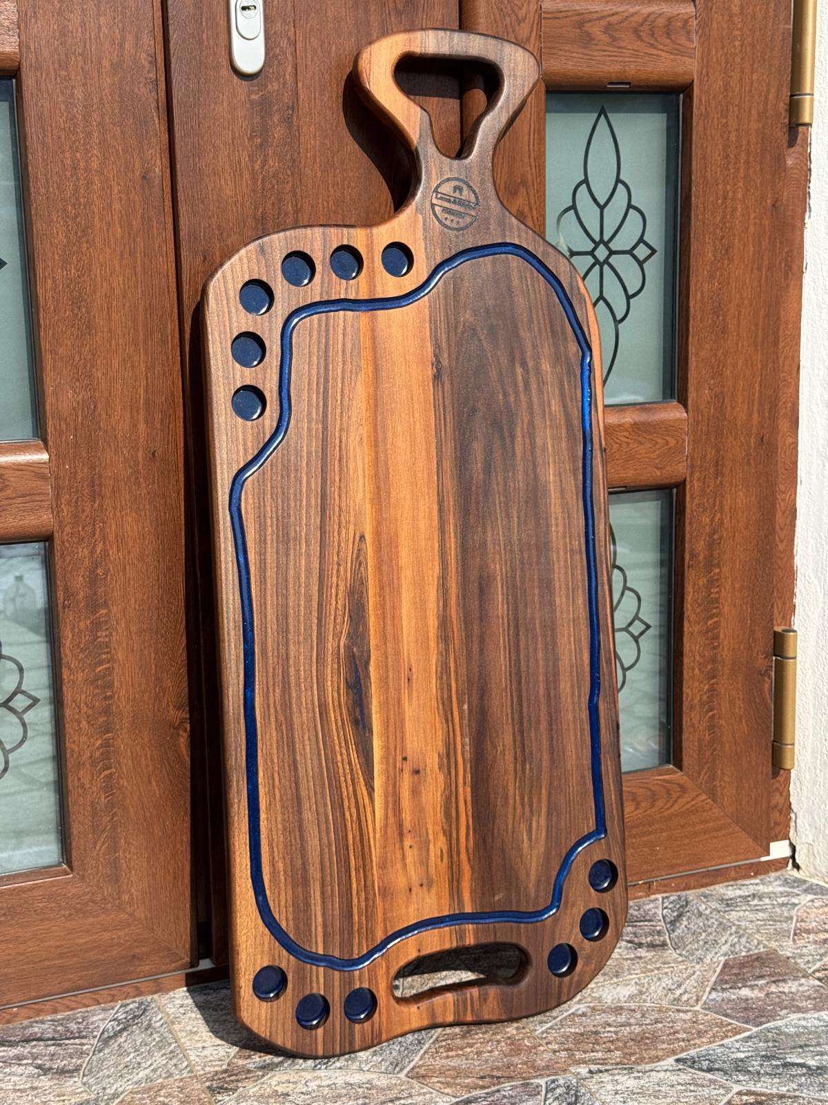 Platou din lemn de nuc și rășină epoxidică – 100x43x3 cm – cu gauri de shot & canal scurgere - imagine 2