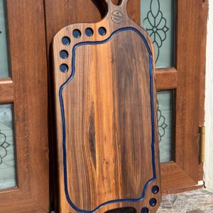 Platou din lemn de nuc și rășină epoxidică – 100x43x3 cm – cu gauri de shot & canal scurgere