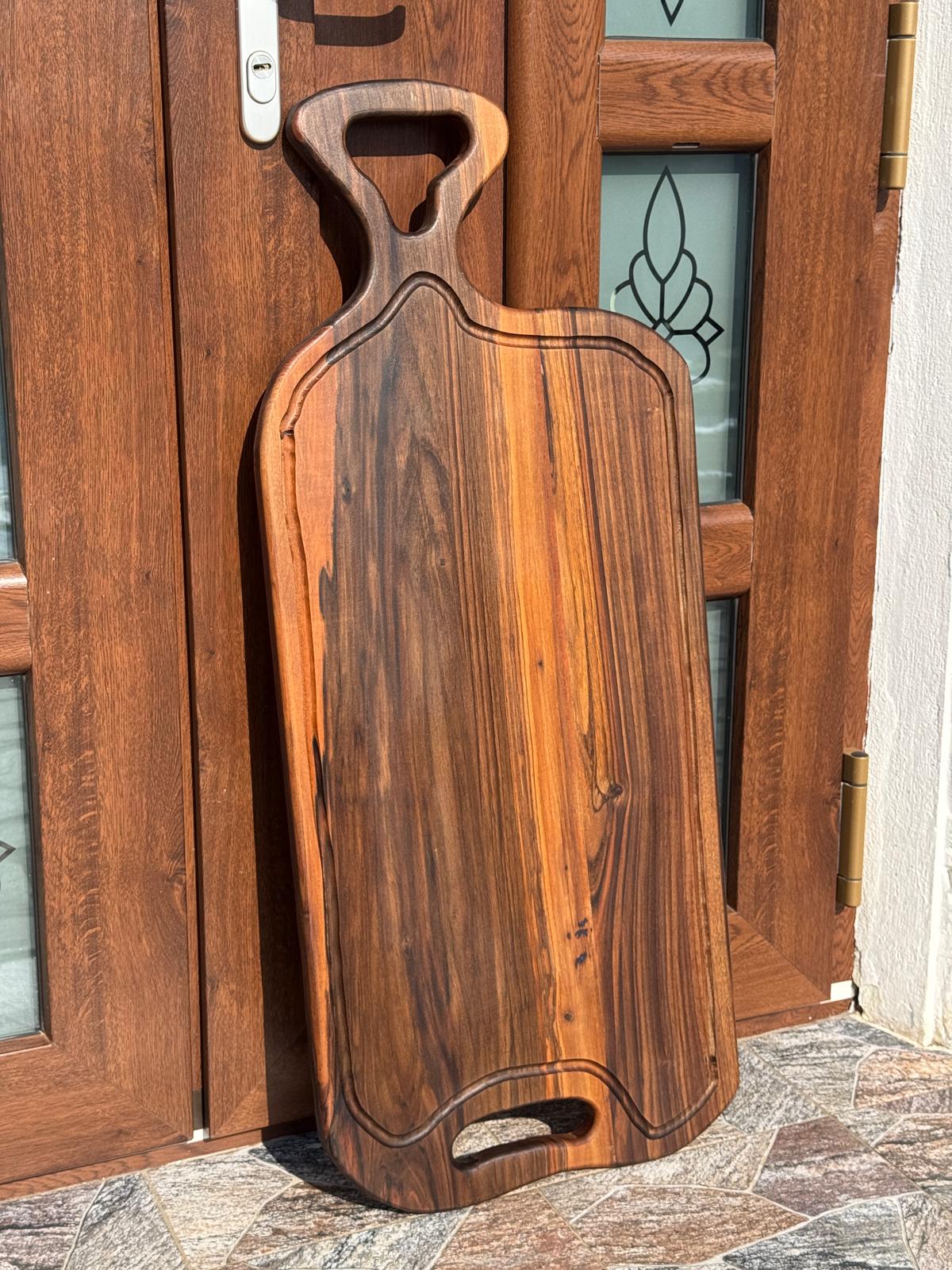 Platou din lemn de nuc și rășină epoxidică – 100x43x3 cm – cu gauri de shot & canal scurgere - imagine 3