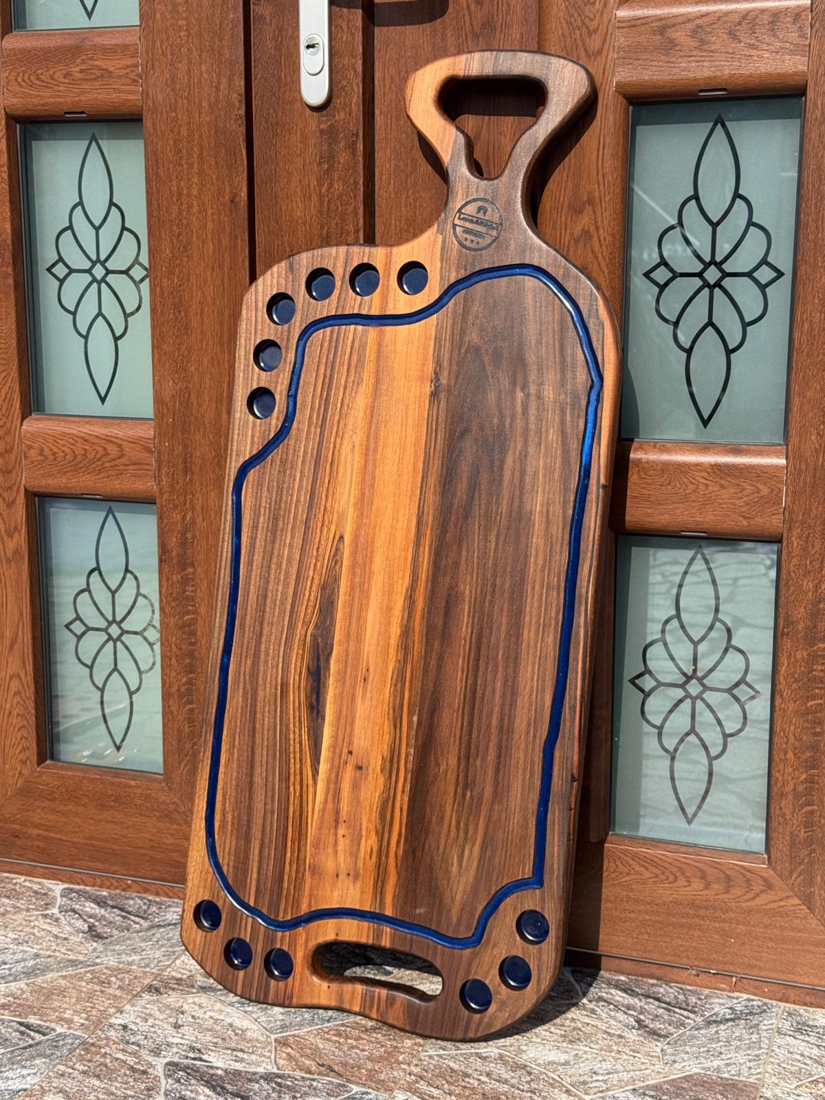 Platou din lemn de nuc și rășină epoxidică – 100x43x3 cm – cu gauri de shot & canal scurgere - imagine 4