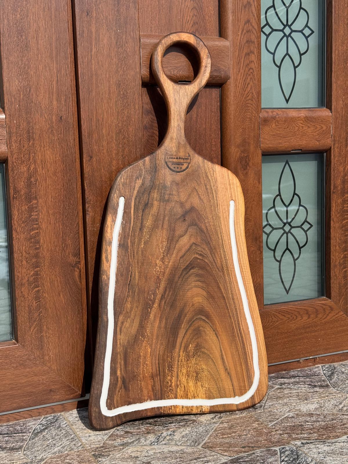 Tocător din lemn de nuc și rășină epoxidică – 74x33x2 cm – Platou premium