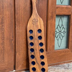 Tavă pentru shot-uri din lemn de nuc și rășină epoxidică – 14 gauri – 67x14x2 cm