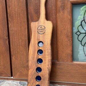 Tavă pentru shot-uri din lemn de nuc și rășină epoxidică – 6 gauri – 60x14x2 cm