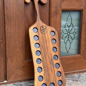 Tavă pentru shot-uri din lemn de nuc și rășină epoxidică – 15 gauri