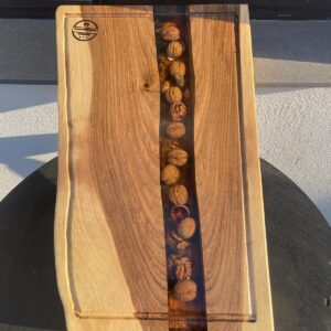 Platou din lemn de nuc cu rășină epoxidică și nuci încorporate – 63x30–40x4 cm