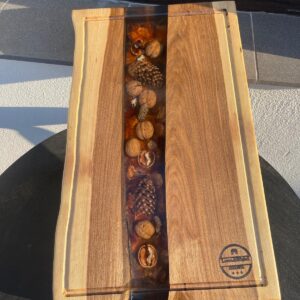 Platou din lemn de nuc cu rășină epoxidică, nuci și conuri încorporate – 56x37x4 cm