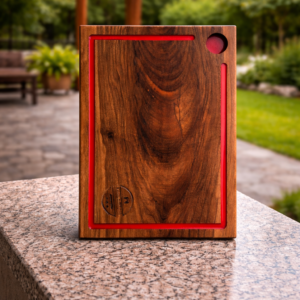 Tocător din Lemn de Nuc cu Inserție Roșie și Suport Pahar – Handmade – 35x25 cm