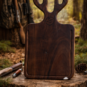 Tocător / Platou din Lemn de Nuc cu Rășină Albă – Design Coarne de Cerb – 55x30 cm