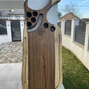 Tocător din lemn de nuc cu rășină epoxidică albastră, 6 găuri pentru shot-uri și canal de scurgere – 75x30x4 cm