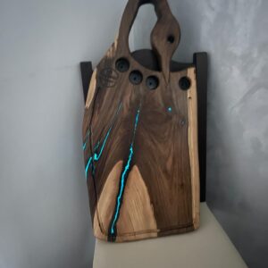 Tocător din lemn de nuc cu rășină epoxidică fosforescentă, 4 găuri pentru shot-uri și canal de scurgere – 70x33x4 cm – Unicat