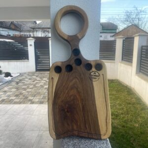 Tocător din lemn de nuc cu 6 găuri pentru shot-uri și canal de scurgere – 65x32x4 cm