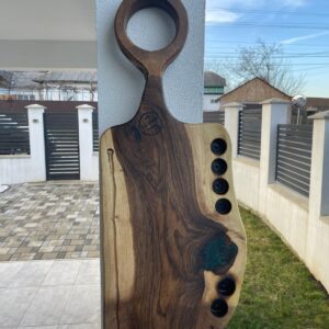 Tocător din lemn de nuc cu rășină epoxidică verde, 6 găuri pentru shot-uri și canal de scurgere – 85x32x4 cm