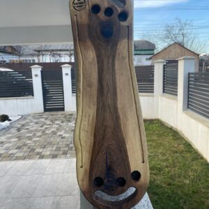 Platou din lemn de nuc cu rășină epoxidică albastră, 6 găuri pentru shot-uri și canal de scurgere – 90x28x4 cm