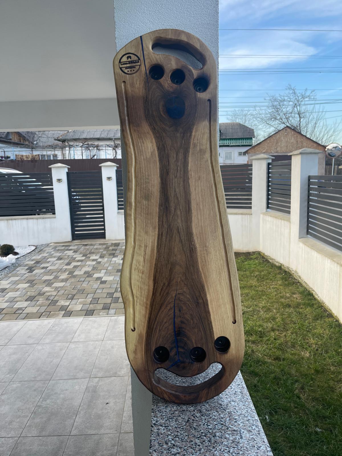 Platou din lemn de nuc cu rășină epoxidică albastră, 6 găuri pentru shot-uri și canal de scurgere – 90x28x4 cm