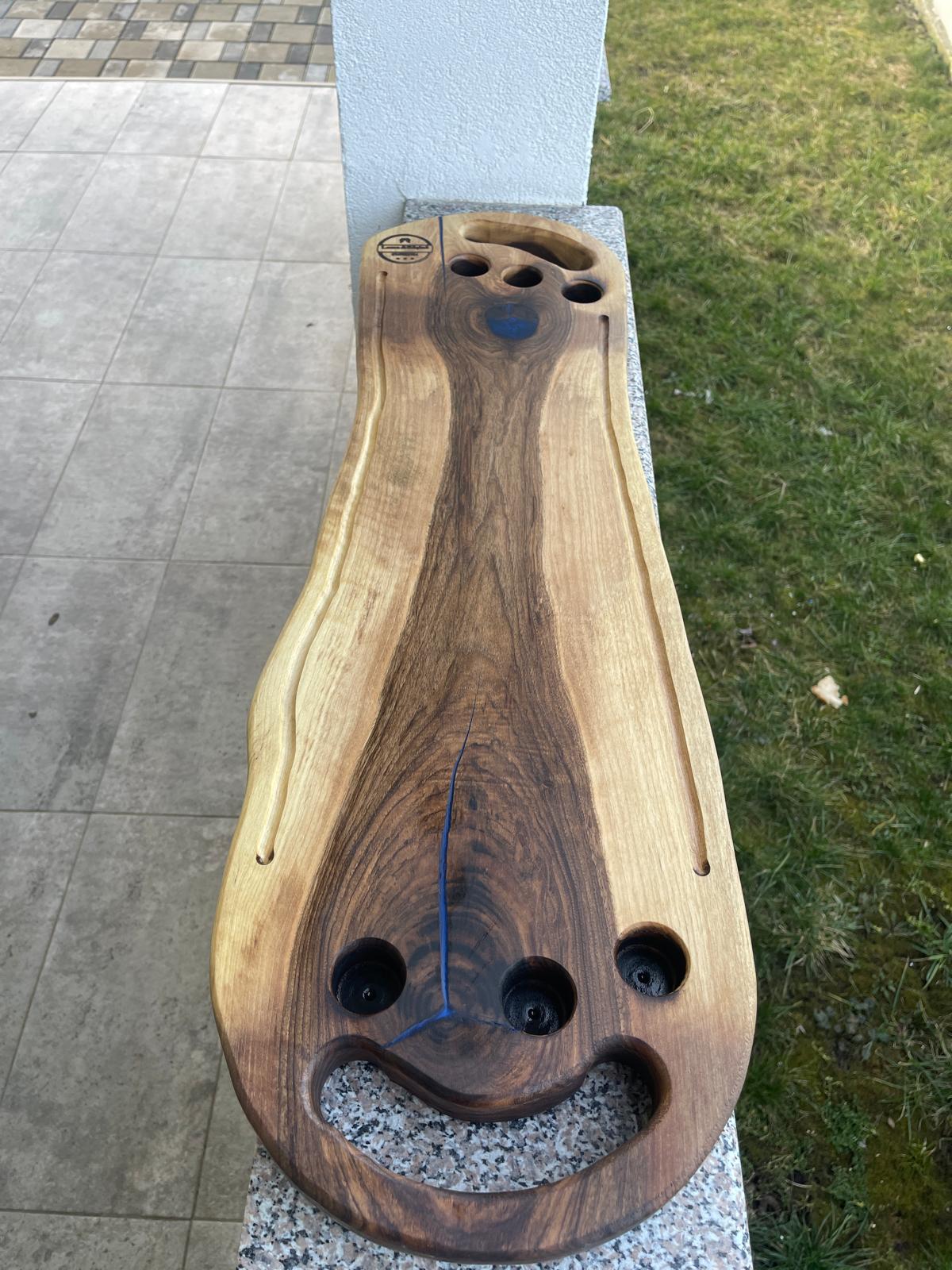 Platou din lemn de nuc cu rășină epoxidică albastră, 6 găuri pentru shot-uri și canal de scurgere – 90x28x4 cm - imagine 3