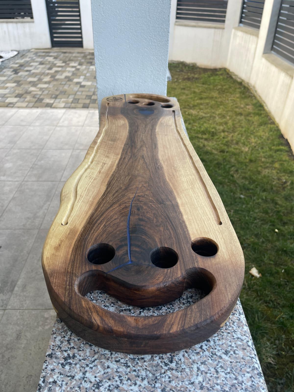 Platou din lemn de nuc cu rășină epoxidică albastră, 6 găuri pentru shot-uri și canal de scurgere – 90x28x4 cm - imagine 4