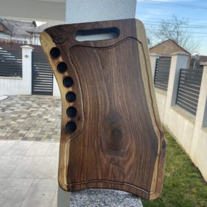 Platou din lemn de nuc cu inserții de rășină epoxidică verde, 6 găuri pentru shot-uri și canal de scurgere – 60x37x4 cm