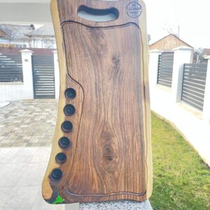 Platou din lemn de nuc cu rășină epoxidică verde, 6 găuri pentru shot-uri și canal de scurgere – 66x32x4 cm